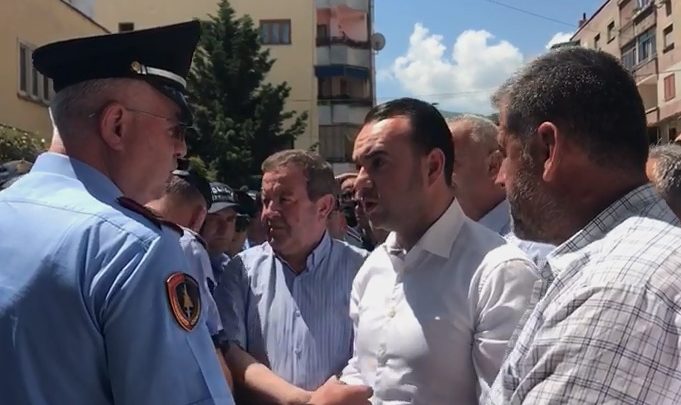 Tensionohet situata dhe në Pogradec, Balliu përplaset me forcat speciale: Të largohen materialet nga KZAZ