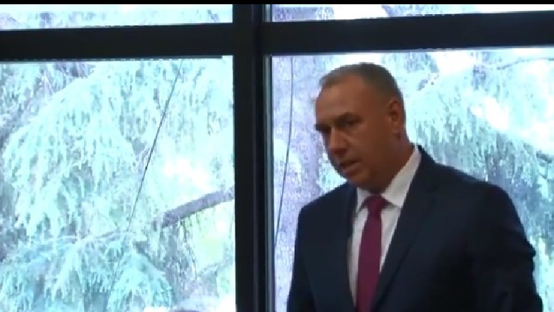 VIDEO/Frika nga pengimi i zgjedhjeve, ish-deputetin e PD e shoqërojnë në polici