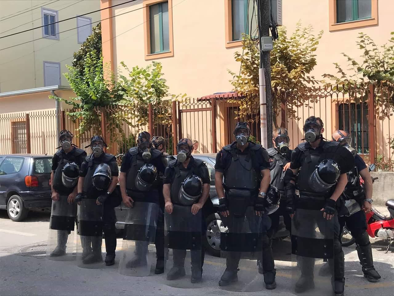 “Brenda nuk është një terrorist”, PD nxjerr fotot: Gjykata e Shkodrës e rrethuar nga forcat speciale