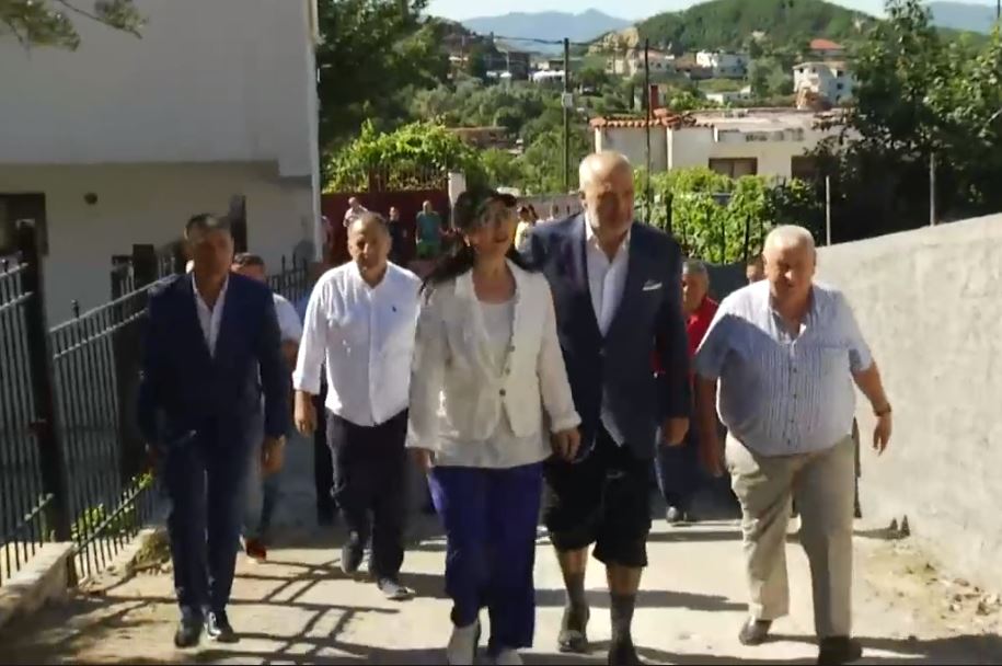 FOTO/Kryeministri me modë të re në veshje, Rama i bindur: Sot mësim historik…