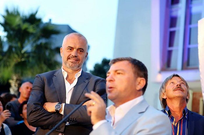 Deputetët socialistë në vështirësi; larmishmëri tezash në mbrojtje të Vangjush Dakon