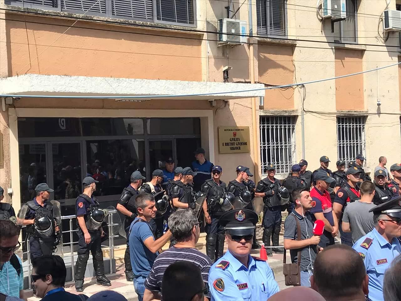 “Brenda nuk është një terrorist”, PD nxjerr fotot: Gjykata e Shkodrës e rrethuar nga forcat speciale