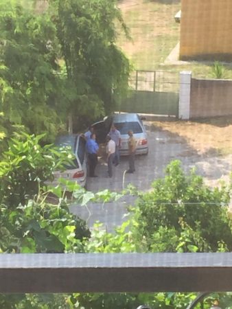 Kryetari i Partisë Socialiste transporton vetë materialet zgjedhore