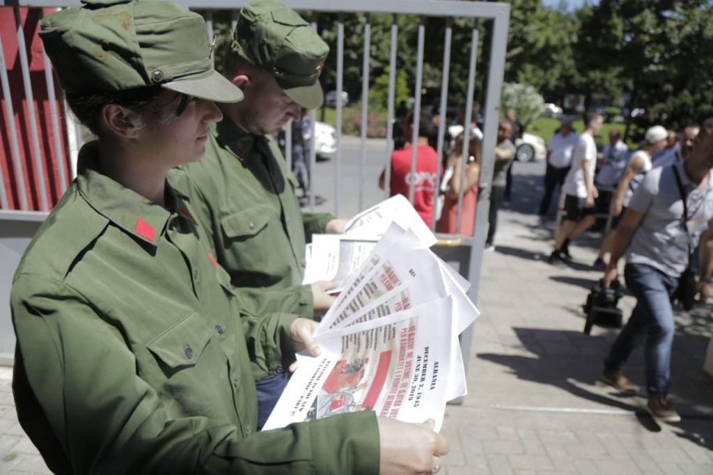 VIDEO/Opozita tallet me zgjedhjet moniste, ja si  ‘votojnë’ demokratët jashtë qendrës së votimit