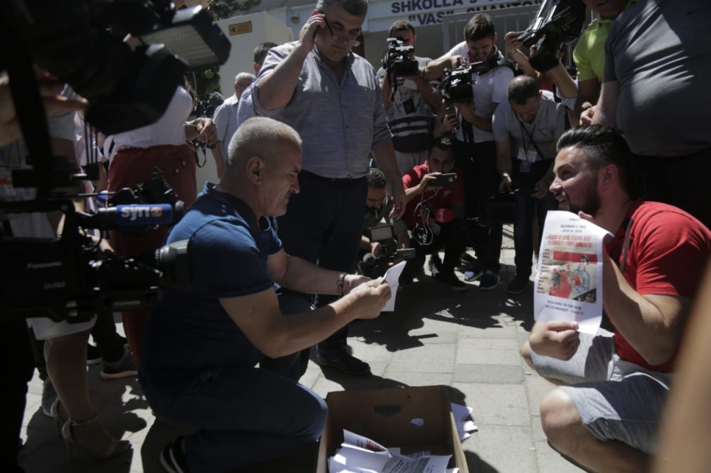 VIDEO/Opozita tallet me zgjedhjet moniste, ja si  ‘votojnë’ demokratët jashtë qendrës së votimit