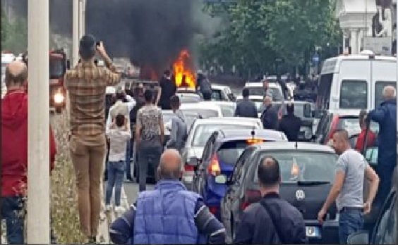 FOTO/ Makina merr flakë në lëvizje e sipër, çfarë po ndodh te Dogana