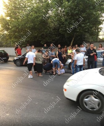 Tiranë, shoferi i ri godet me makinë kalimtarin