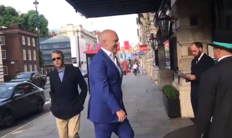 VIDEO/”O mashtrues”, momenti kur Rama përballet me protestuesin para hotelit në Londër