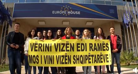 “Europa ti vërë vizën Kryeministrit, jo tu vërë vizat shqiptarëve”, Vasili publikon videon për protestën