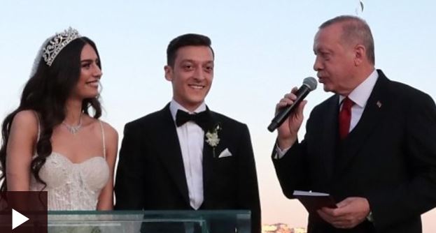 VIDEO/Futbollistit të famshëm nuk i ndahet shpirti nga Erdogan, e merr në dasmë si shoqëruesin e tij