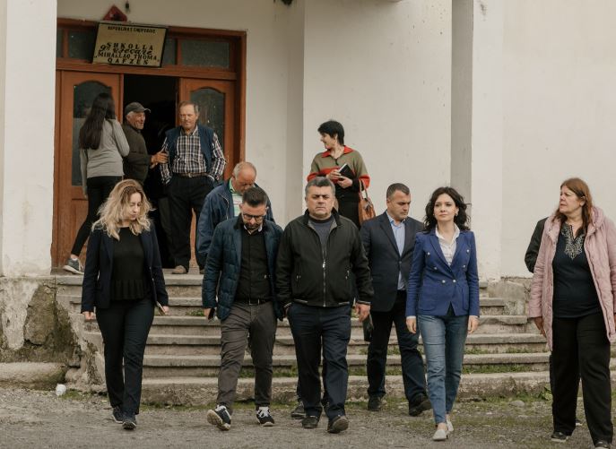 FOTO/Banorët në qiell të hapur pas tërmeteve, Erion Isai i viziton dhe nuk ngurron t’iu hajë petullat