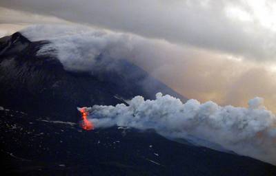 VIDEO/Etna në Siliçi ndriçon qiellin, pamje spektakolare të vullkanit