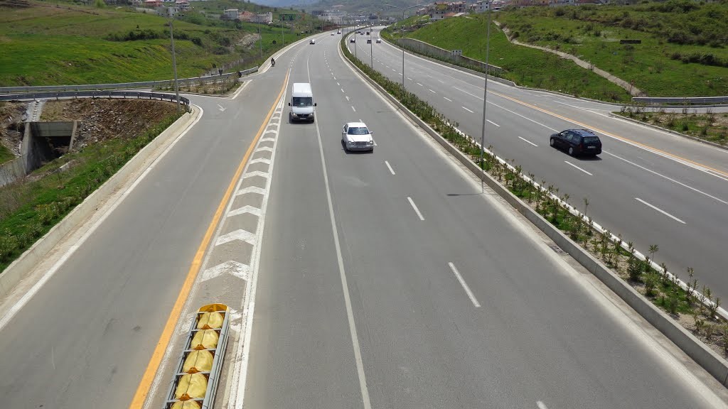 By passi i Fierit/Si po ndërtohen 22 km autostradë me 2.7 mln euro për kilometër