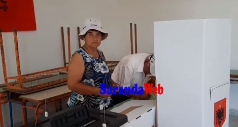 VIDEO/Thellohet skandali i votimeve, në Finiq votohet familjarisht dhe gjithçka monitorohet