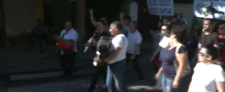 Protesta e veçantë në Tiranë, qytetarët me klarinetë e firzamonikë: U rikthye Enveri