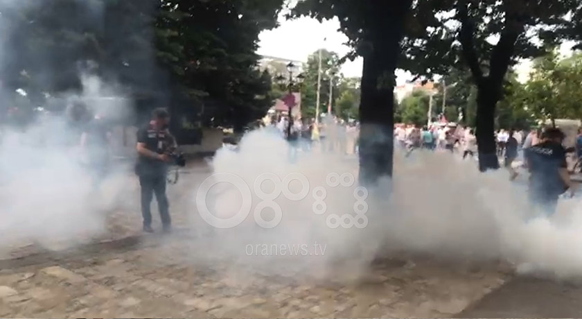 Gaz lotsjellës drejt qytetarëve të Shkodres, policia nuk lejon kalimin e ambulancës