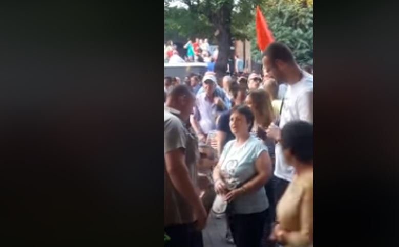 VIDEO/Dalin pamjet: Ja si kontrollohen gratë në mitingun e Ramës