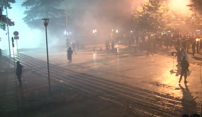 Policia qëllon me gaz lotsjellës dhe ujë! Shpërndahen protestuesit para parlamentit