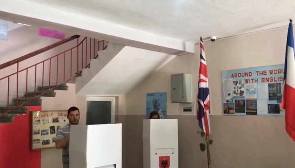 Skandal/ Kamerat në qendër votimi vëzhgojnë për kë votohet