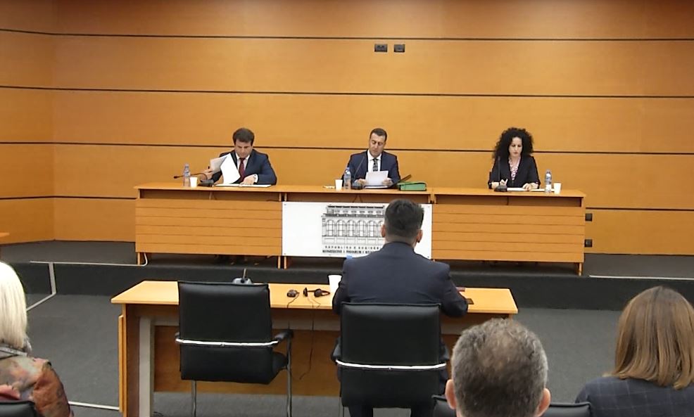 EMRI/Bëri “prokuror” burrin e deputetes së PS, pavarësisht denoncimeve gjyqtari kalon Vetingun