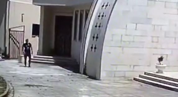 VIDEO/Kamerat e sigurisë fiksojnë autorin, Kisha në Durrës kërkon ndihmë pas vjedhjes