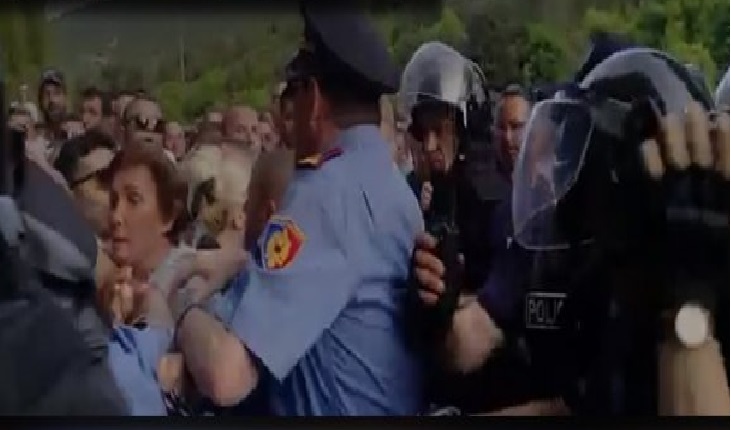 VIDEO/ Rama devijon rrugën nga Dardha, ja se si policia dhunon gratë
