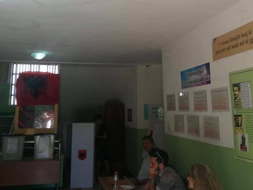 Skandal/ Kamerat në qendër votimi vëzhgojnë për kë votohet