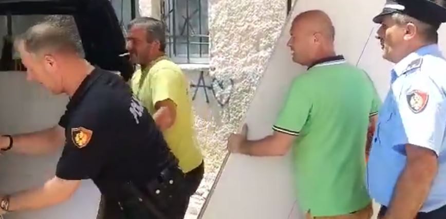 VIDEO/Përplasja në Kukës, policia i tërheq vetë materialet zgjedhore nga KZAZ
