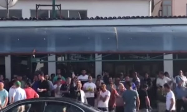 VIDEO/ Librazhd, demokratët presin me protesta kryeministrin Rama