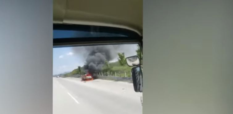 Digjet makina në mes të autostradës Vlorë-Levan, ishte marrë me qera nga një i huaj