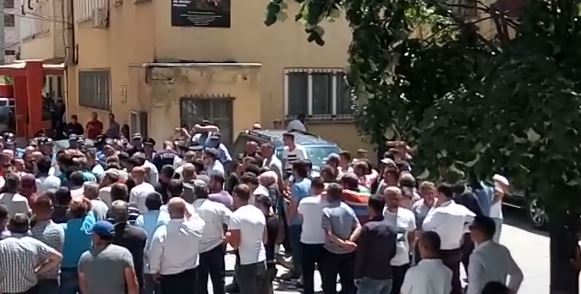 Tension e përplasje në Berat, në Mallakastër kryebashkiaku i vendosur: S’mund të ketë zgjedhje, as KZAZ