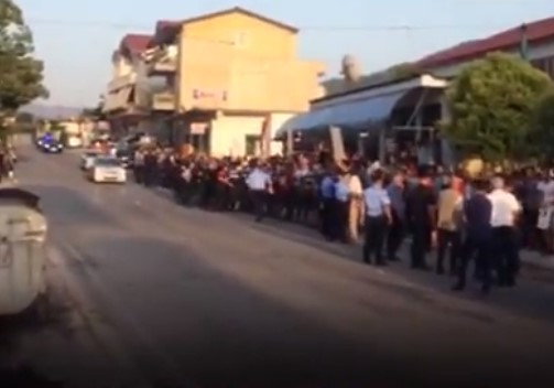 VIDEO/Pritet me protesta, eskorta e Edi Ramës përplas rëndë një polic në Librazhd