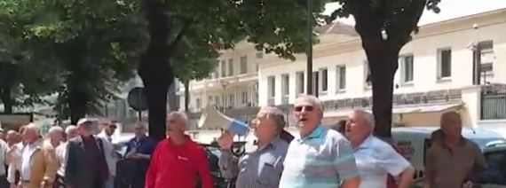 Minatorët protestojnë përballë RTSH-së: Pasqyroni çfarë themi ne, jo çfarë thonë hajdutët