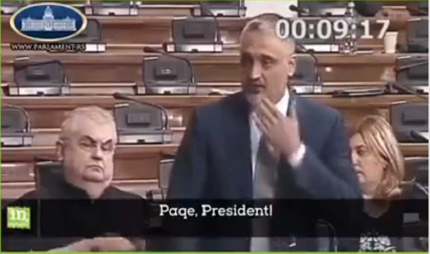 VIDEO/ Fjalimi brilant i deputetit serb para Vuçiç: Bëj paqe me Kosovën!
