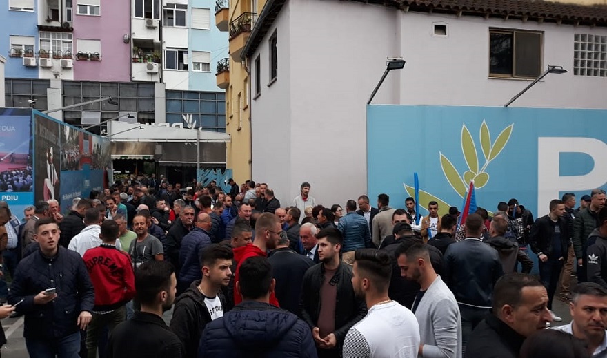 Mbështetësit e PDIU i bashkohen protestës së Opozitës