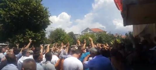 VIDEO/Shkopinj gome dhe gaz lotsjellës ndaj protestuesve, ja çfarë po ndodh në Burrel