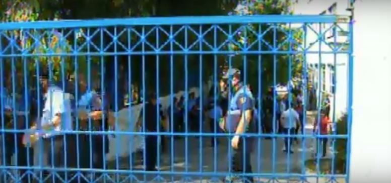 Tensionet në KZAZ-në e Kamzës, policia ndërhyn me gazlotsjellës