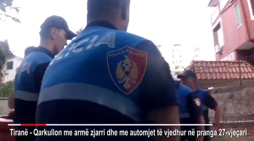 VIDEO/Italianit i vjedhin makinën, në timon i riu i dënuar për vrasje, çfarë ndodhi në Tiranë