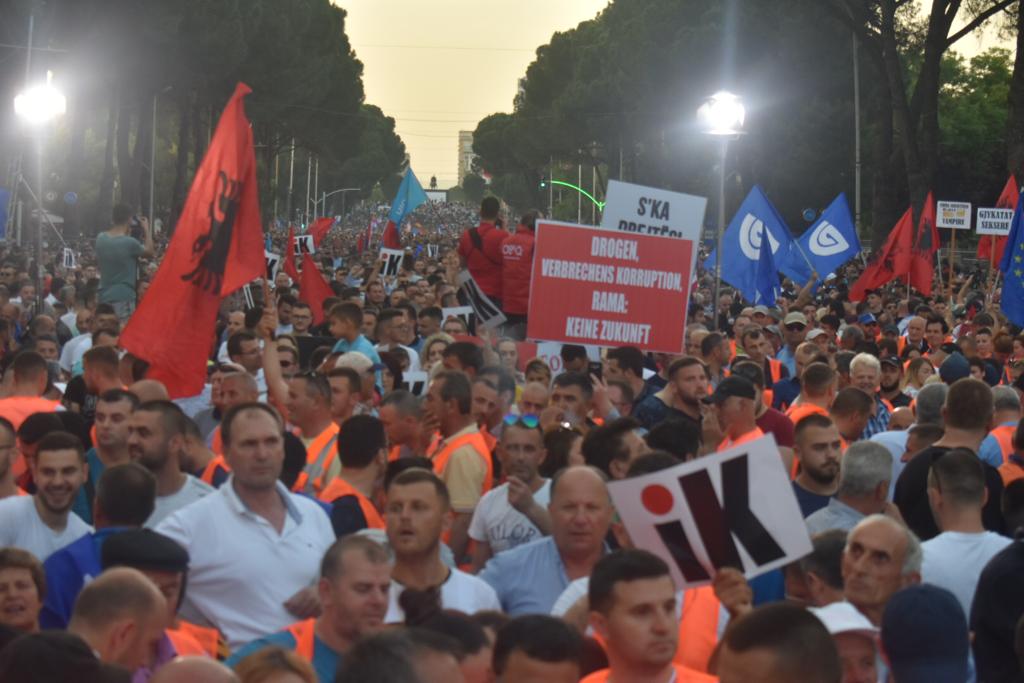 Protestuesit para kryeministrisë duartrokasin vendimin e Metës: Fitore