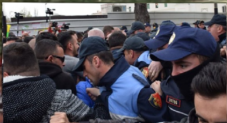 Rama vazhdon fushatën, qytetarët e Lushnjes e presin me protesta