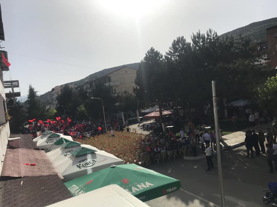 FOTO/ Rama ‘dështon’ me takimin në Prrenjas, ish-deputeti: “Budallai i fshatit” me karrige në brez