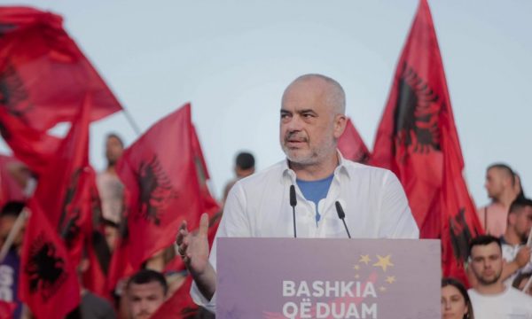 Dibranët i prishin mitingun kryeministrit: ‘Rama ik’/ Ja si reagon ai