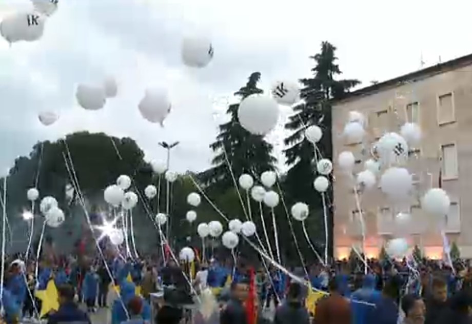 ‘Rama ik’ pushton sërish qiellin, këtë herë me tullumbace me helium