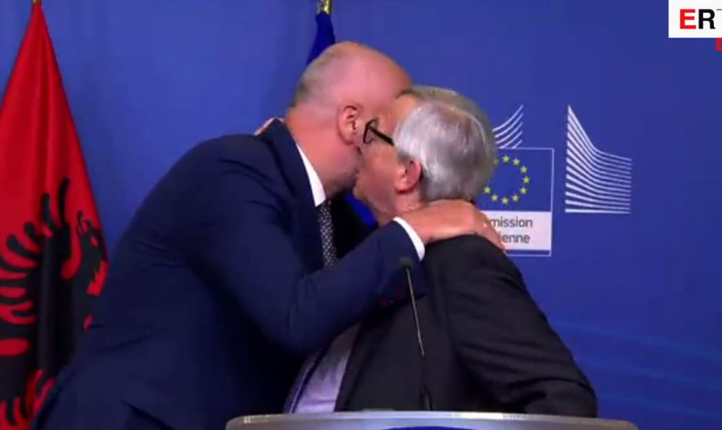 VIDEO/Juncker bëhet lëmsh me datat për zgjedhjet, i pirë “tapë” puth kryeministrin Rama