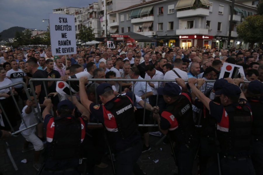 Elbasan/ Tension i madh , protestuesit thyejnë kordonin e policisë