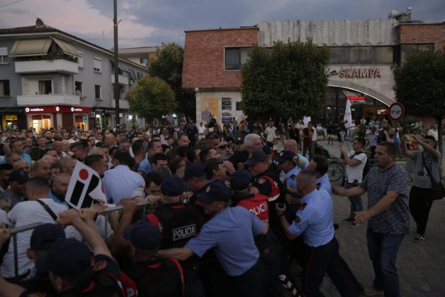 Elbasan/ Tension i madh , protestuesit thyejnë kordonin e policisë