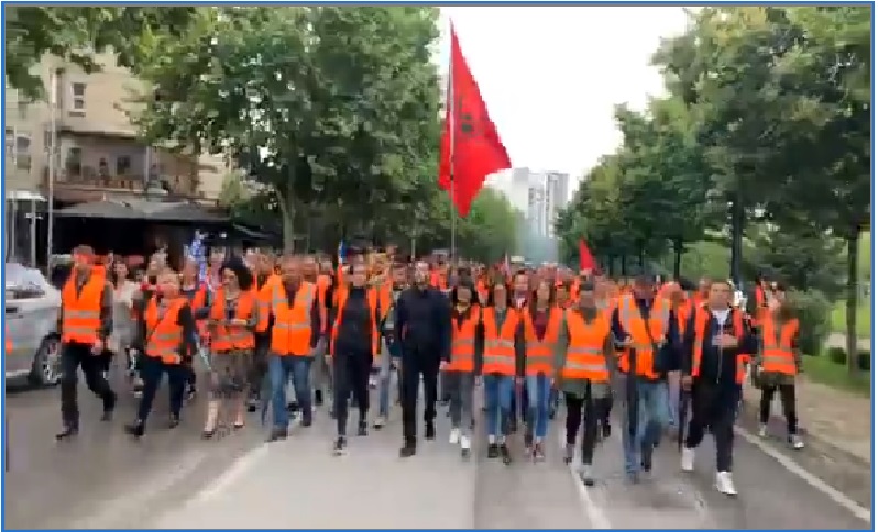 VIDEO/ Nis marshimi drejt kryeministrisë, prijnë banorët e ‘Unazës së Re’