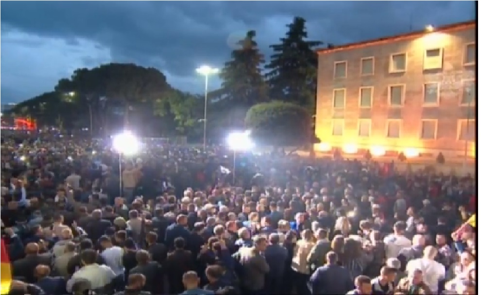 VIDEO/ Nis marshimi i protestuesve drejt Parlamentit, Basha prin qytetarët