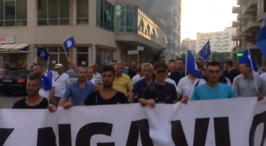 SHOKOHET KRYEMINISTRI/Vlora e pret me protestë