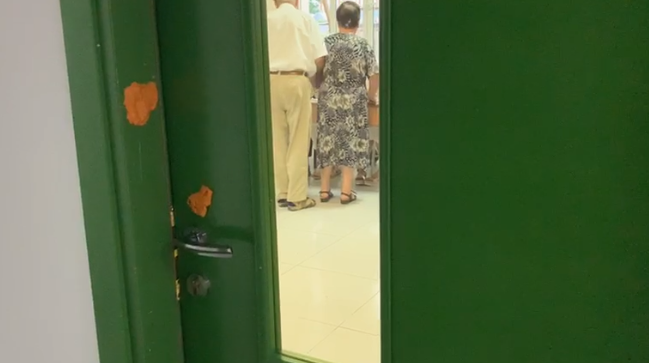 VIDEO/Disa qytetarë lejohen të votojnë pas orës 19:00